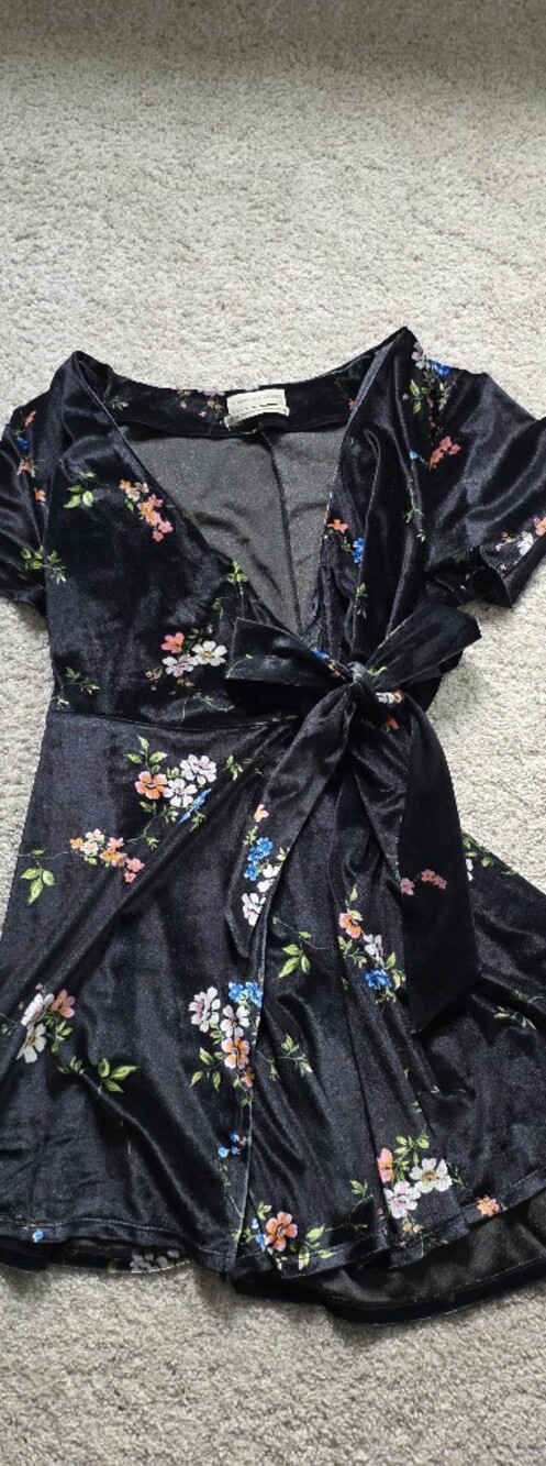 Urban Outfitters Black Floral Velvet Wrap Dress Size M Short Sleeve
